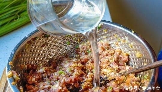 过年|过年包肉饺子,不要忘记加这一步,不然做出来肉老汁少不好吃!