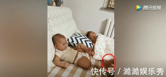 爸爸的爱|妈妈睡得正香,宝宝在一旁保护,爸爸故意挑事,宝宝的反应太可爱