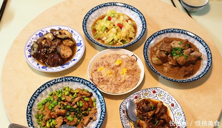 爸爸下厨做的晚餐，普通食材美味下饭，比在饭店吃还解馋