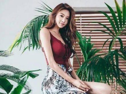 碎花裙 气质优雅美少妇,时尚吊带配碎花裙,尽显性感身材!