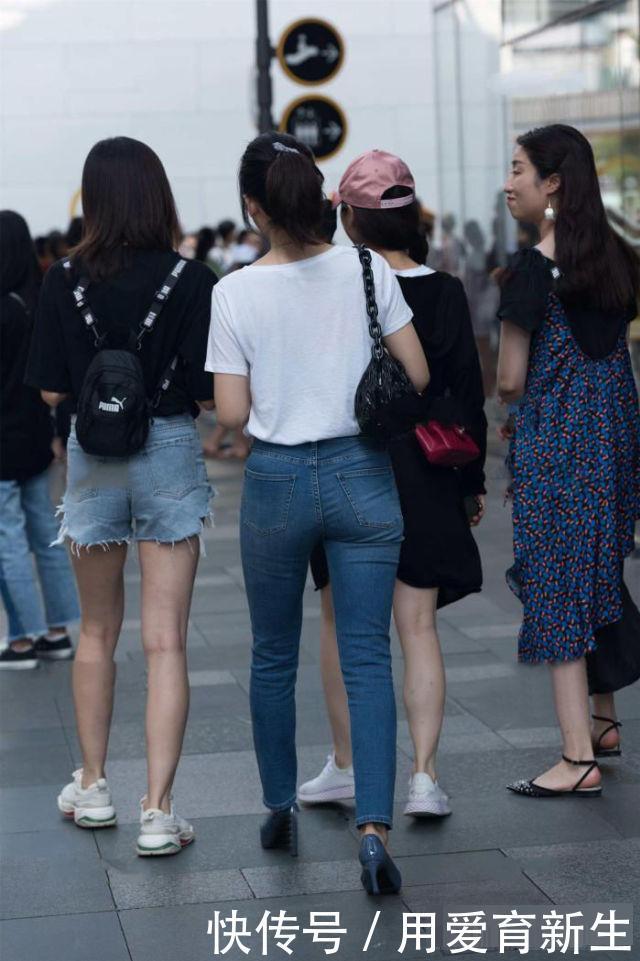 小姐姐搭配了一件白色T恤,轻松展现出了休闲靓丽的造型