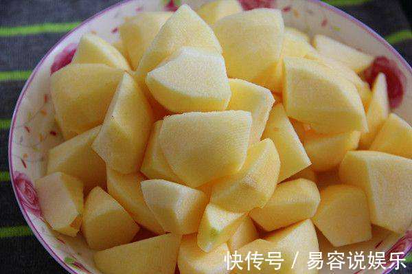 卵巢|老中医提醒女性经期要常吃以下3种水果，排污血，保护卵巢！