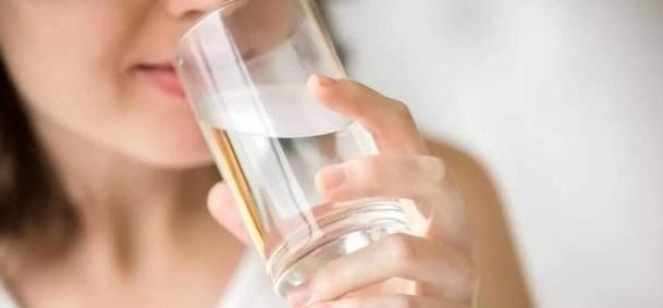 起床后空腹喝水，对健康好还是坏？很多人都错了，早看早受益！