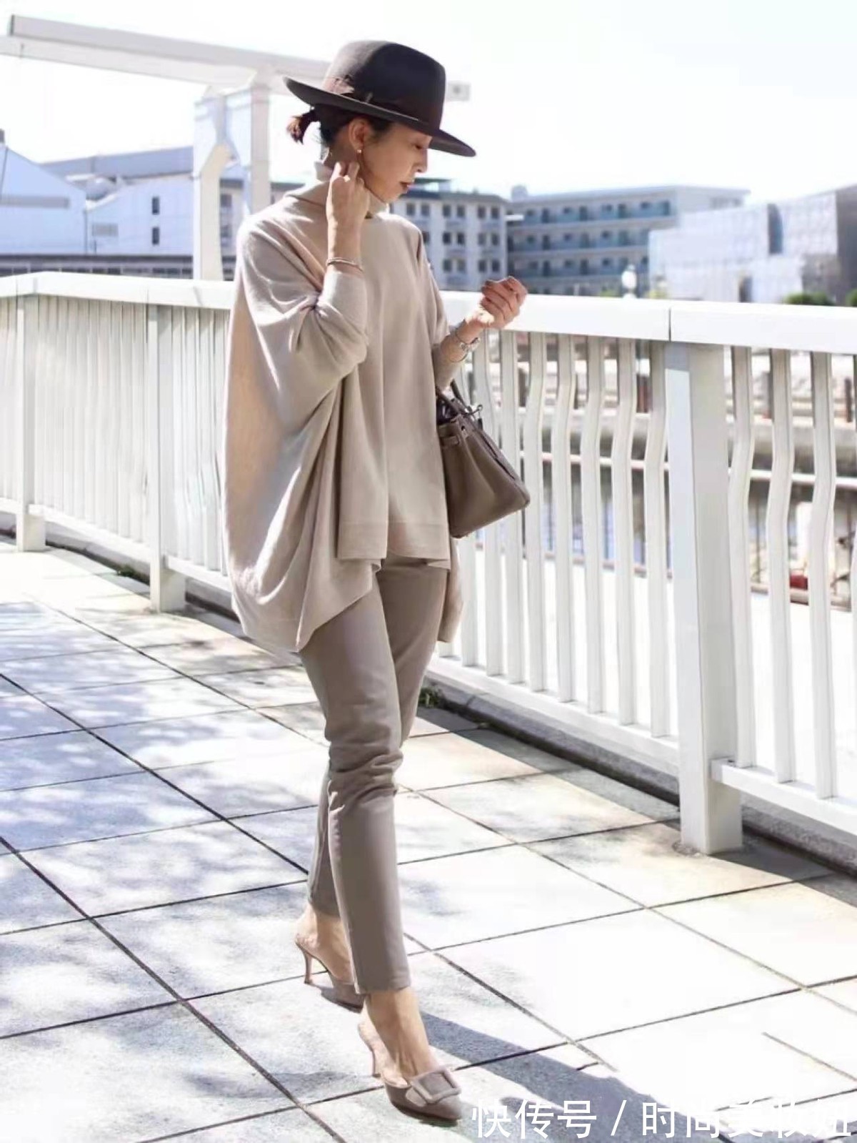 气质 衣品好的“中年女性”,穿衣都喜欢基础款,越简单越显气质