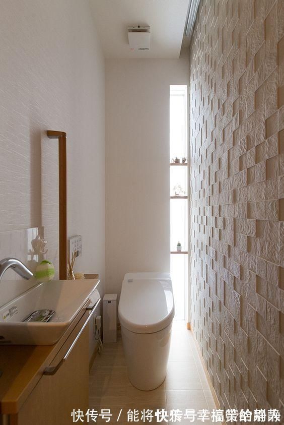 马桶|谁也别拦我留一拃宽玻璃在卫生间,15公分一排到底,采光亮堂堂