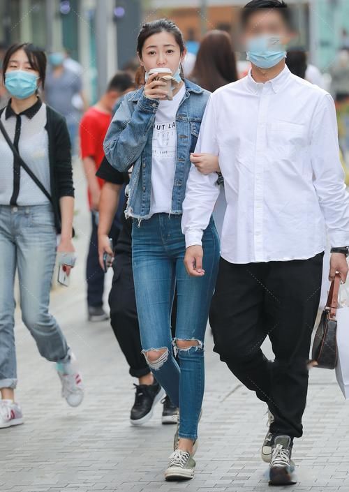 牛仔|牛仔外套搭配纯白色内搭，看起来清爽时尚，活力满满