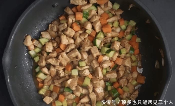 荤素搭配的酱爆鸡丁,鲜香肉嫩有营养,孩子爱吃的美味菜肴