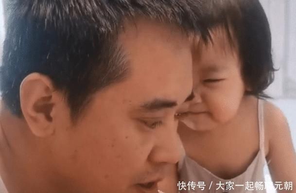 老爸|熊孩子和老爸饭桌上“咬耳朵”，咬牙切齿，最后还瞟了一眼