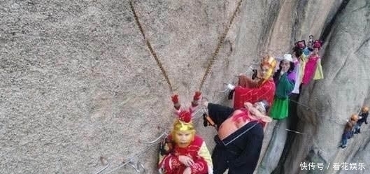 情侣为了追求刺激,在悬崖边上拍婚纱照,看到照片后,非常惊喜