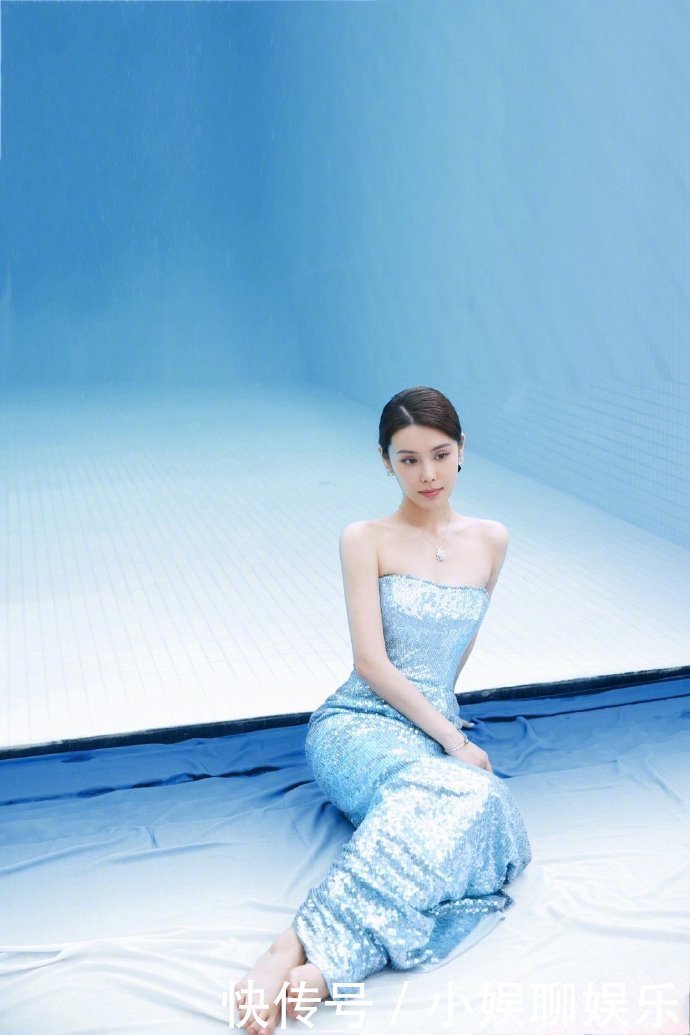 纤腰|韩丹桐一袭冰蓝流光抹胸裙,冰蓝璀璨的裙摆配以蝴蝶结发饰,加上美背纤腰漂亮肩颈
