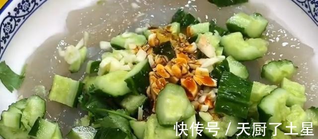 今天在家里做了一道非常好吃的家常菜一上桌就被抢光了!