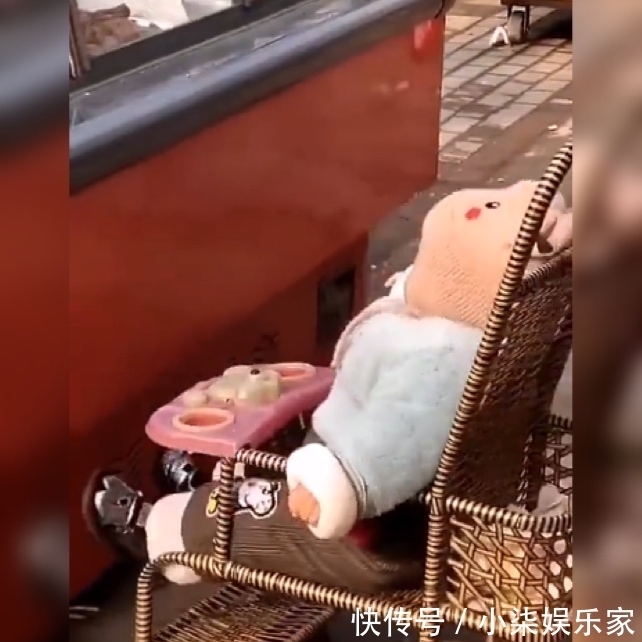 机智|“机智宝宝”为吃糖果使了吃奶的劲儿去拿糖,网友万万没想到!