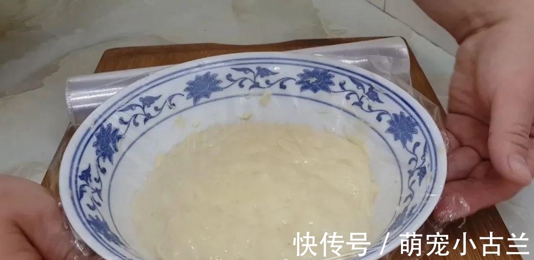 鸡蛋|2个鸡蛋,3勺面粉,不用擀面,做出创意油炸饼,比吃油条还过瘾!