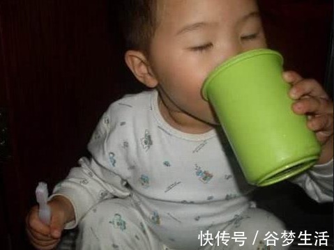 一时气|宁可饿着孩子,也别在睡前吃4样食物,脾胃伤了,积食还长不高