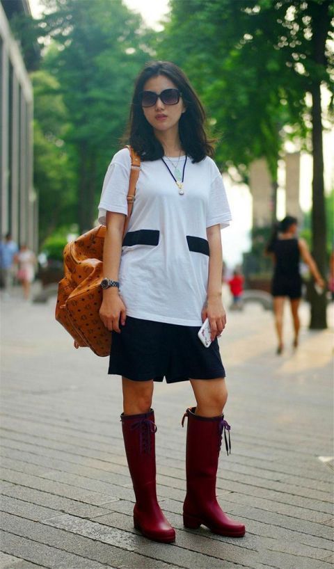 街拍:时尚的闺蜜,白色搭配黑色,各有个的美丽