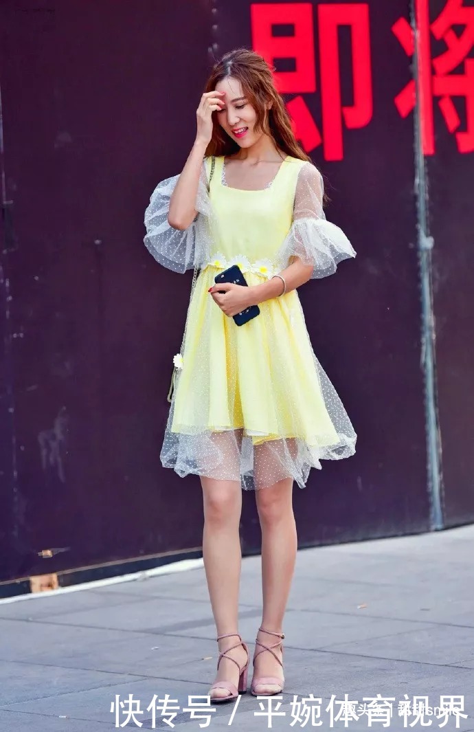 美女脚上搭配一双浅粉色的高跟鞋，让她走路的姿态显得更加的年轻