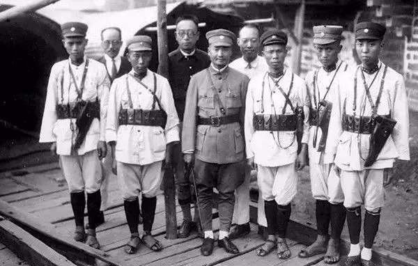 暂编第|八路军南下支队挺进华南，曾受到国军3个军的围攻，军长都是谁？结局如何？