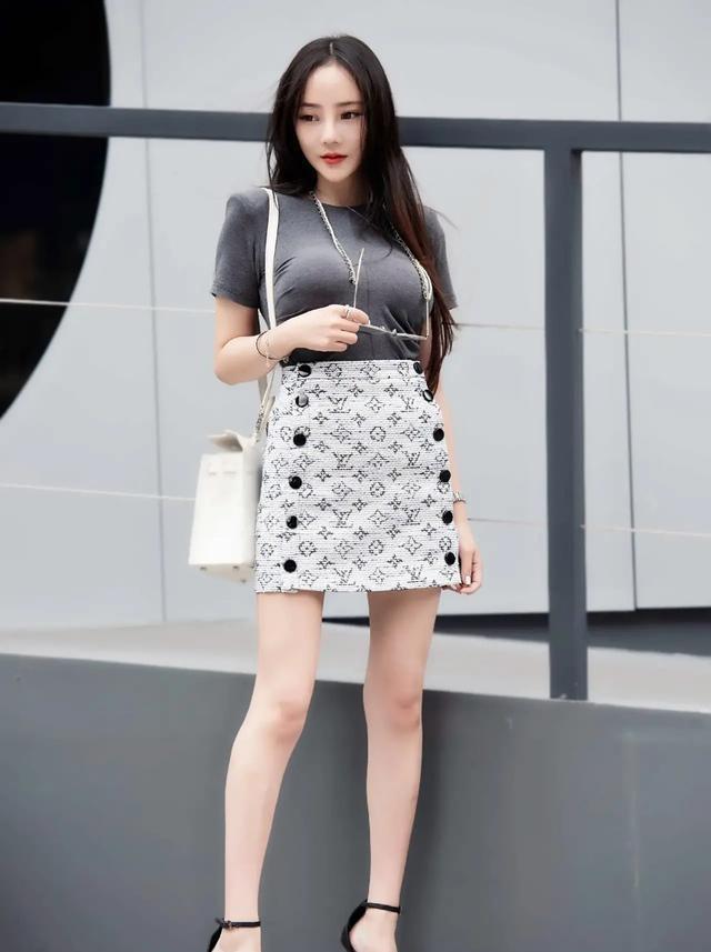 美女街拍:穿上修身的连衣裙显得格外有气质,更显潮流气质