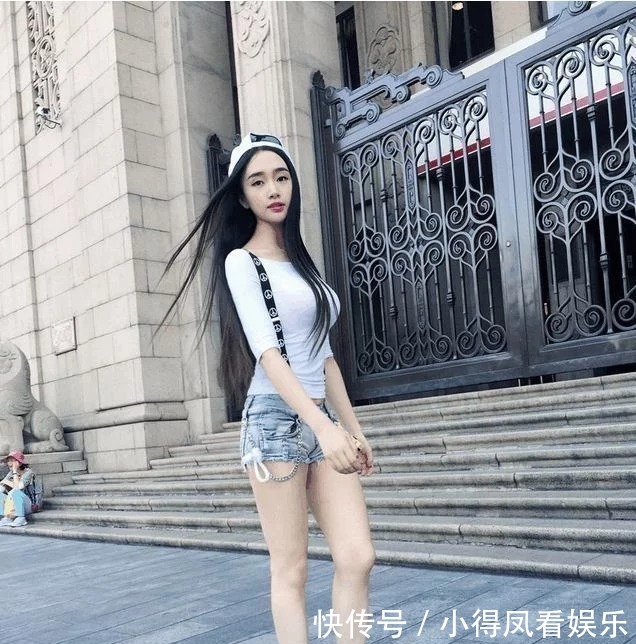 撩人|街拍:身材高挑的美女,长发飘飘,有点撩人