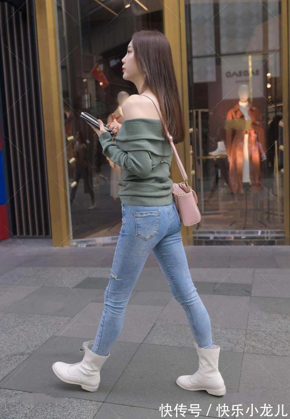 北方女孩|很精致的北方女孩，身穿针织一字肩，搭配破洞牛仔裤，看上去很时尚