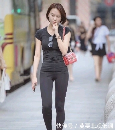 腿部 打底裤使得整体丰富有层次,让身材得到了最好的展示