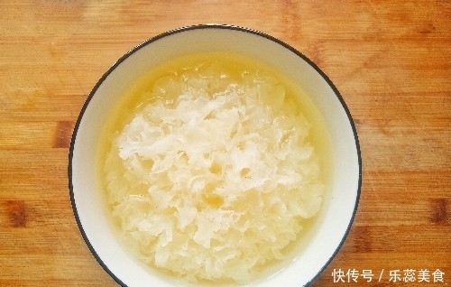 它比阿胶养人,十块钱煮一锅,春天干燥要多喝,皮肤水润,气色好