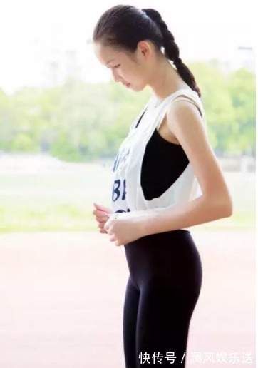 一字马|170清纯校花，操场展示完美身材和一字马，甜美外貌让人遐想
