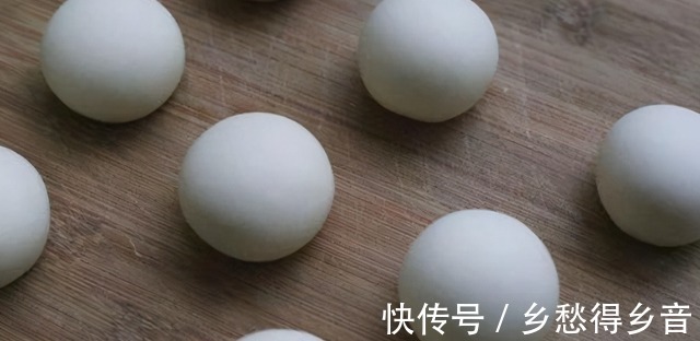 蒸馒头时,别只放酵母和白糖试一试加一点它,馒头蒸出来才香软!