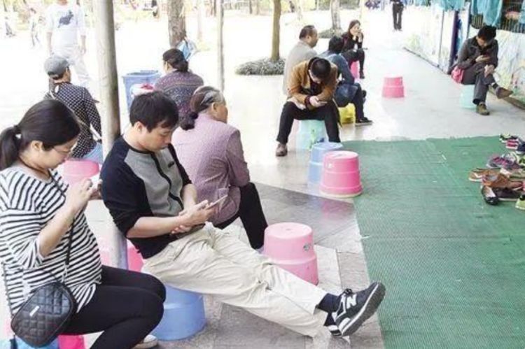 保安|3岁女娃在商场丢,当她说出爸爸名字后,保安笑喷:真的忍不住