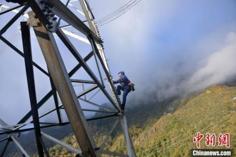  生活物资|四川大凉山“马背上的电力运维员”：无人区穿越7天走出大山