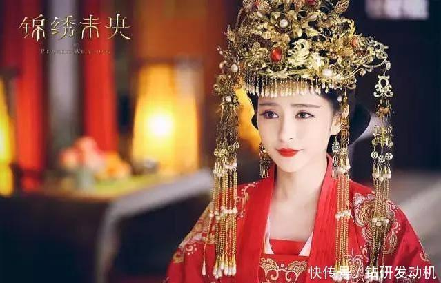 现在的造型师都变懒了,一顶发冠就解决了扶摇她们的新娘造型