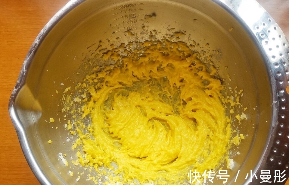 孩子|鸡蛋别再炒着吃了，做成小零食，酥香可口，孩子一口气能吃10个