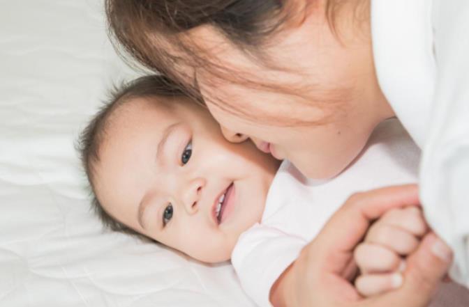 倍儿棒|为啥吃母乳的宝宝体格“倍儿棒”?母乳具备的优点,奶粉难模仿