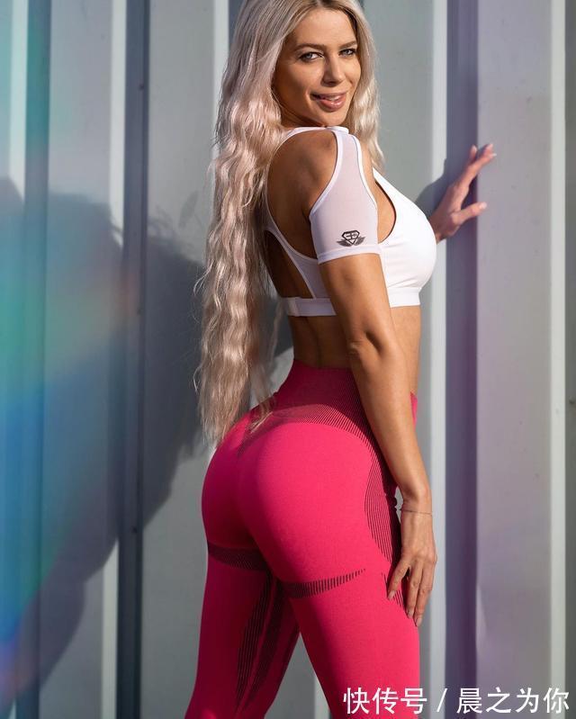 身材|健身辣妈,完美身材前凸后翘,“薄如蝉翼的美背”尽显魅力