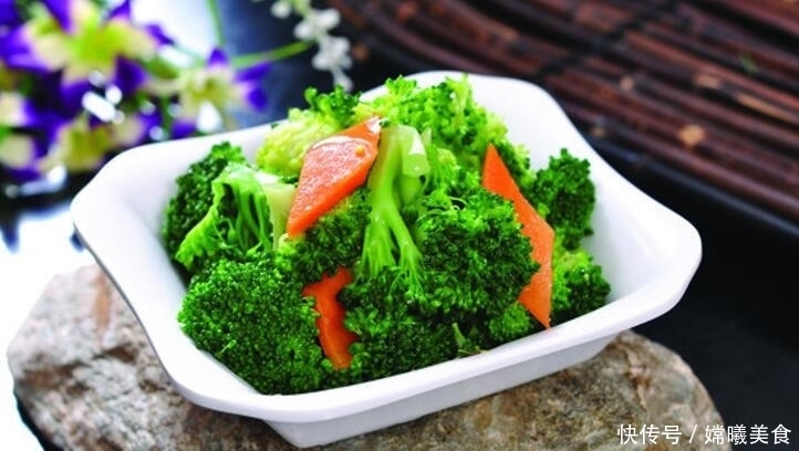 凉拌西兰花时,不要直接下锅煮了,多做一步,杀菌消毒去除虫子