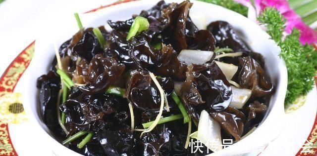 炒木耳,记得不能直接下油锅,大厨教我小窍门,木耳不炸锅更安全