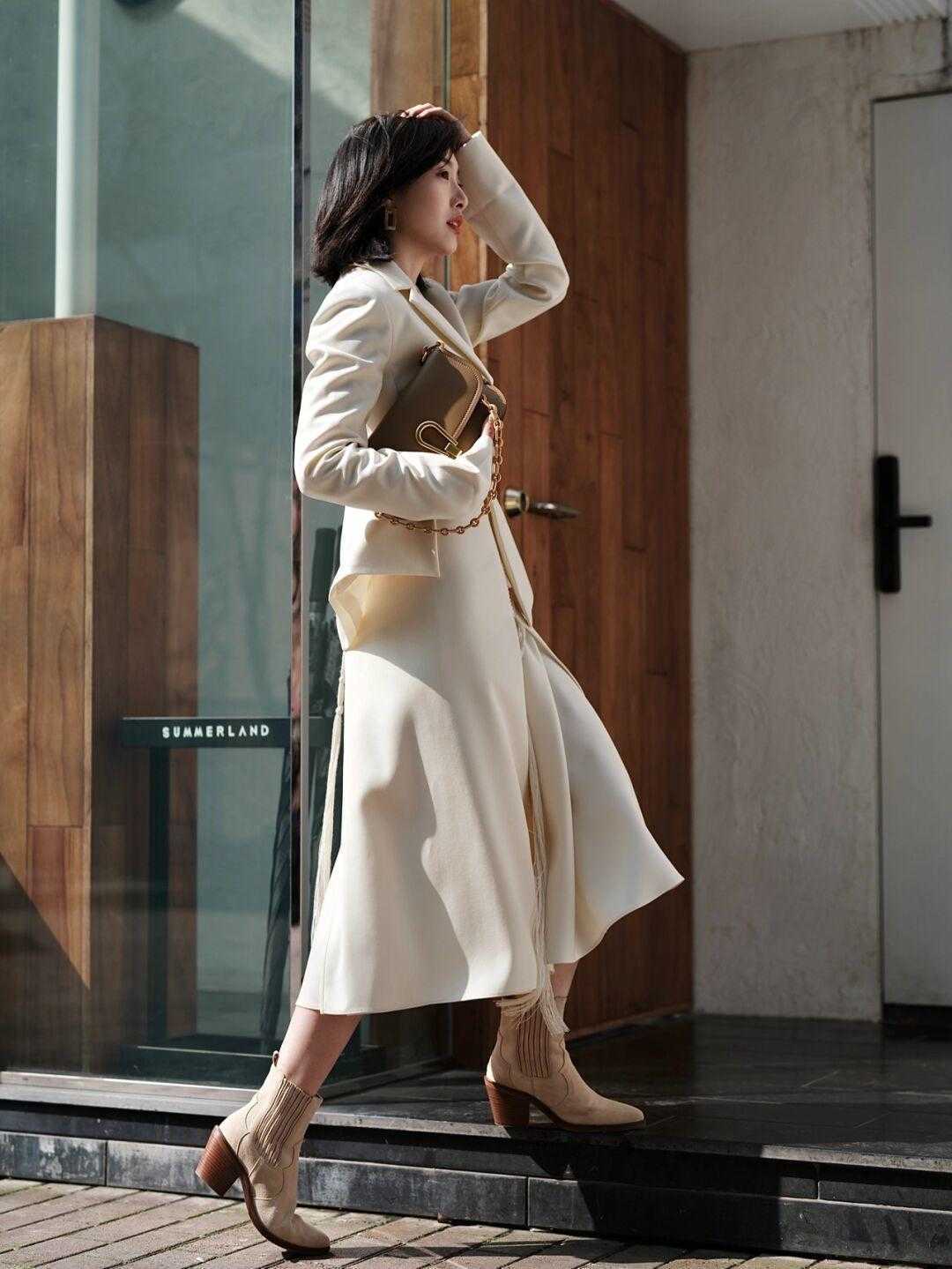 搭配|别再用西装配九分裤了!今年流行搭配小裙子,干练利落又不失温柔