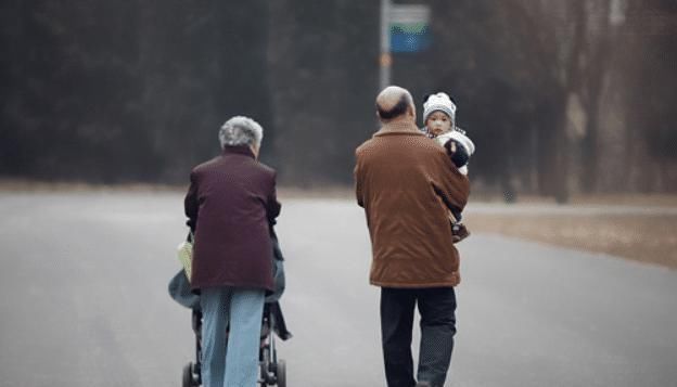 忙着赚钱没时间，孩子交给父母带，长大后成这样，家长后悔不已！