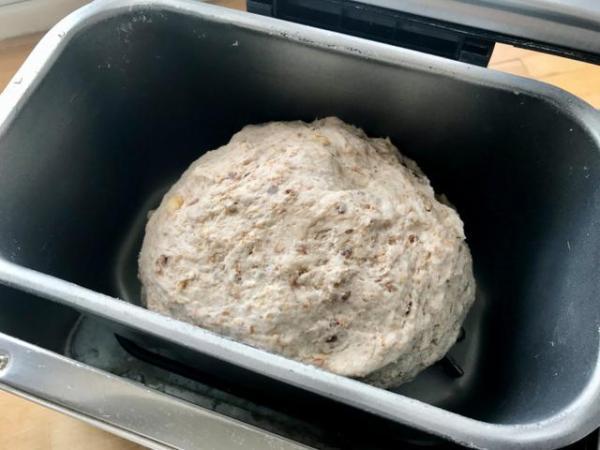 黑面包|这才是真正的黑面包，超多的杂粮坚果，无黄油不揉膜，又香又顶饿