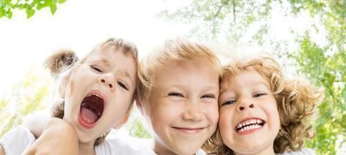 尴尬|3岁萌娃偶遇黑人宝宝，手足无措疯狂逃窜，边哭边躲：这是啥？