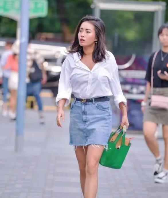 街拍:皎若秋月的美女,白色上衣配浅绿色裙子,时尚气质风范