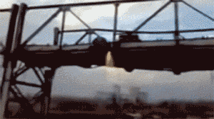 |搞笑GIF段子:狗子:我去那边溜一氵