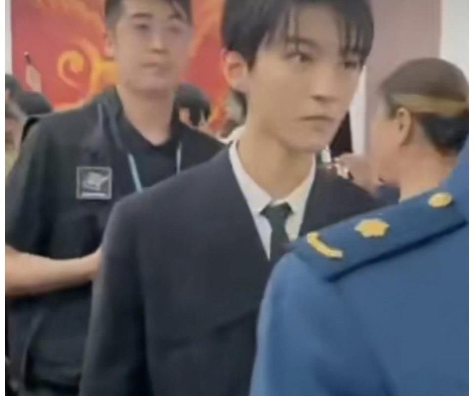 王俊凯王一博王源舞台表演照曝光,王一博果然自成一派,太好笑!