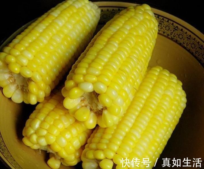煮玉米,最忌直接冷水下锅煮!再加这两样,玉米清甜软糯吃不腻