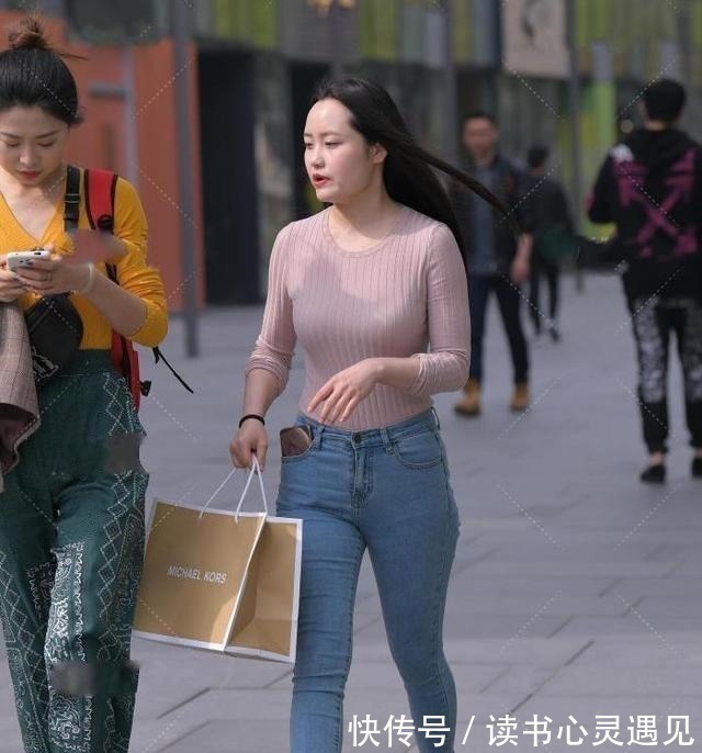 高跟鞋 肤色打底衫搭配浅色牛仔裤,大胆而显气质!