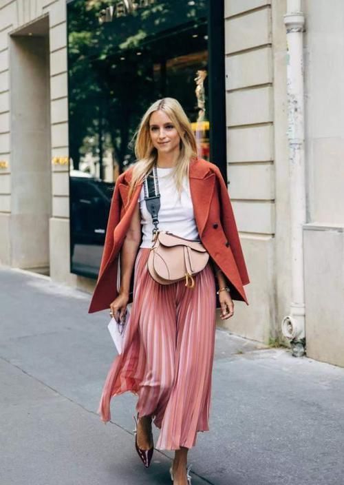 ?大衣里面穿什么才时尚？今年推荐这3种“内搭”，减龄保暖又耐看