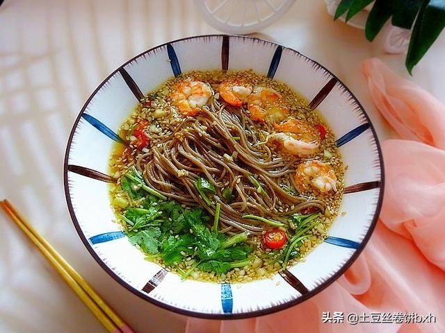 眯眯眼|晚餐的一碗面火了,酸爽开胃吃不胖,香到眯眯眼,网友:明天安排