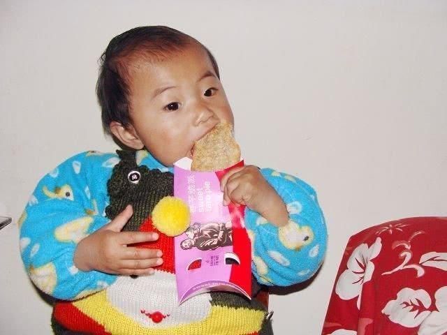 糖果|儿科医生:5岁前,管住孩子的嘴,这4种食物,小孩越吃脾胃越虚