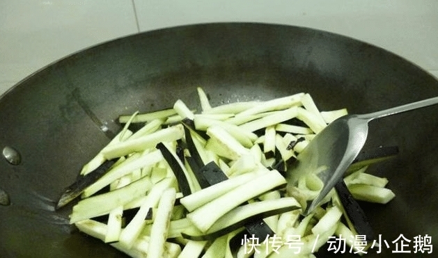 大厨|炒茄子先放油?难怪炒出来的茄子不好吃,大厨来告诉你正确的做法