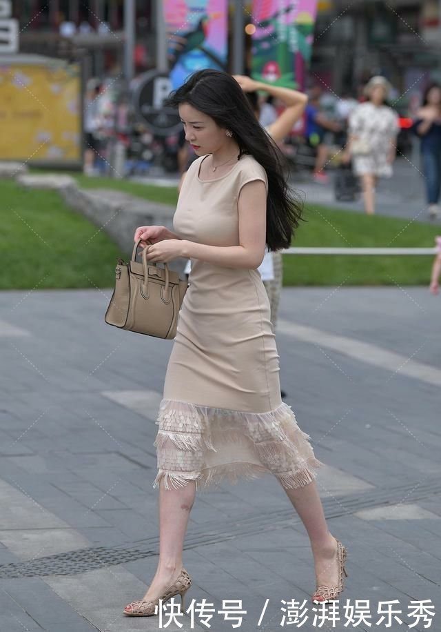 五官精致的小姐姐，杏色的修身连衣裙，知性优雅